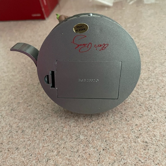 Elvis Hallmark Ornament 2002 - Picture 7 of 10